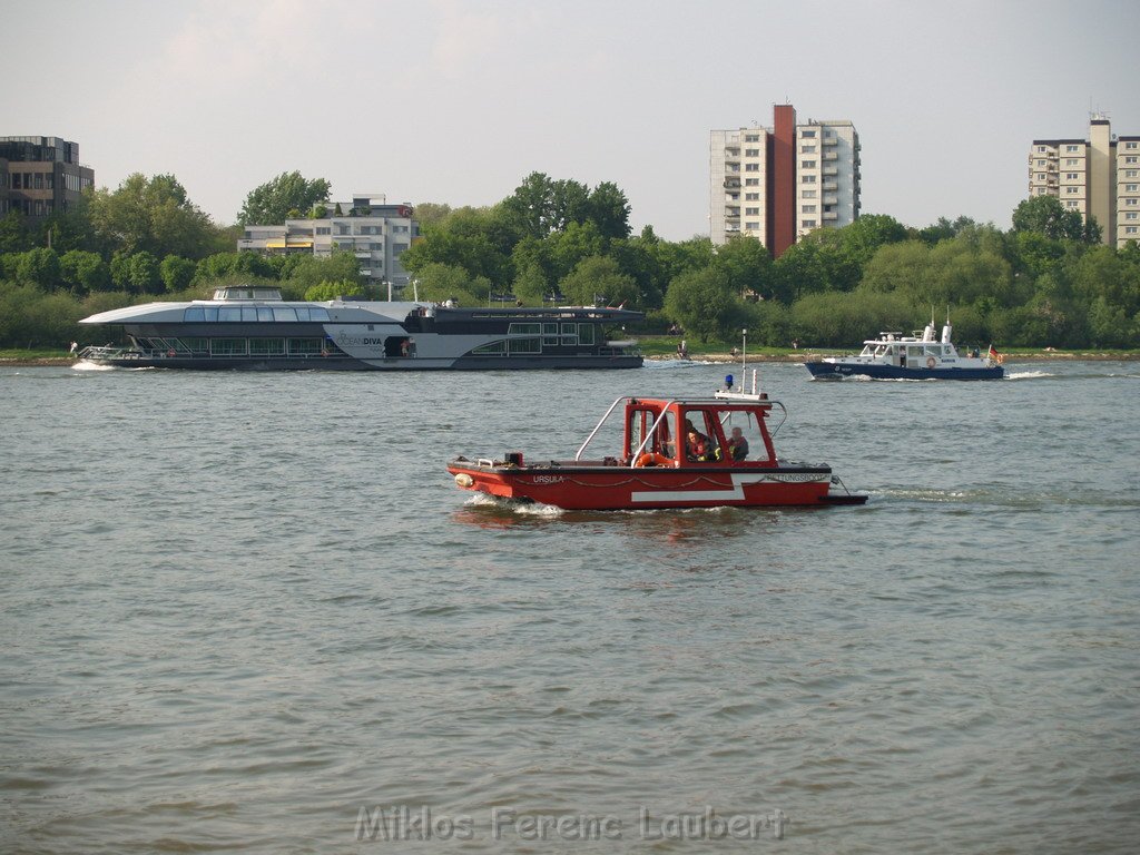 Kleine Yacht abgebrannt Koeln Hoehe Zoobruecke Rheinpark P074.JPG